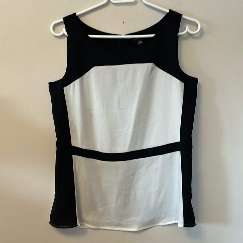 Ann Taylor blouse zip back sleeveless black/white print size XS new with tags